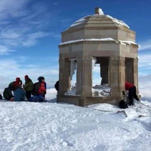 أتراك يتسلّقون قمة بارتفاع 3050 مترًا دعمًا لـ”غصن الزيتون”