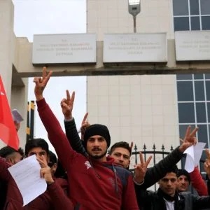 بينهم سوريون.. طلبات تطوّع تنهال على مراكز التجنيد التركية للمشاركة في “غصن الزيتون”