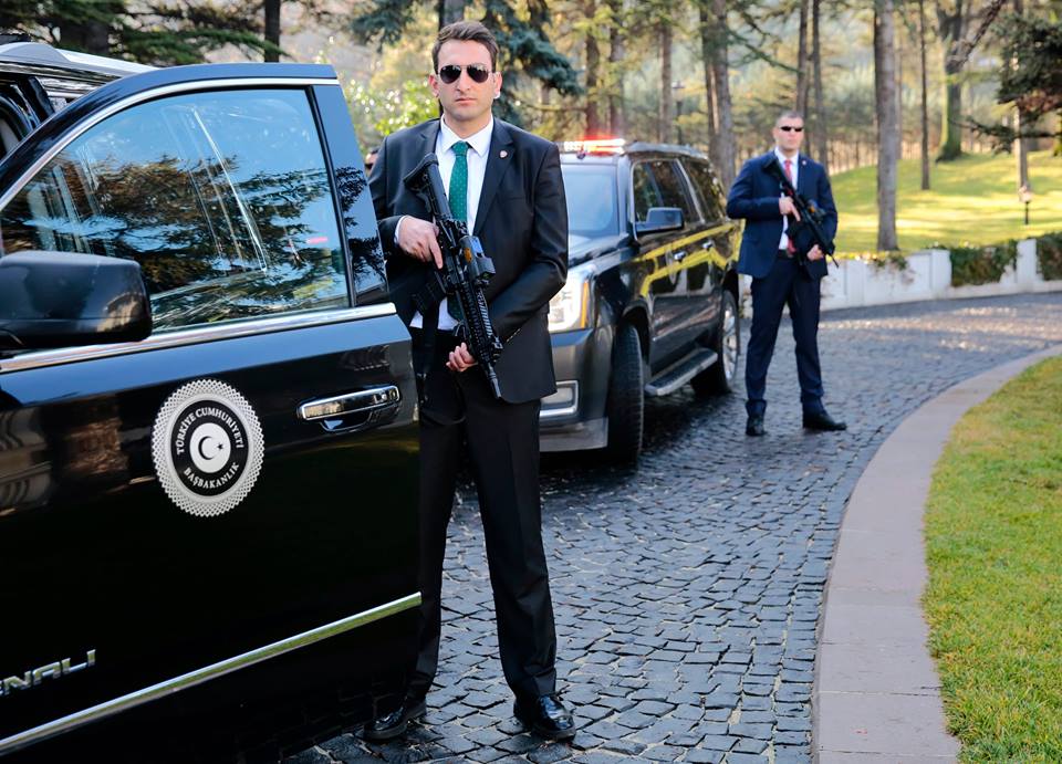 بالصور.. حرس رئيس الوزراء التركي يبدأ باستخدام بندقية محلية الصنع 2 بالصور.. حرس رئيس الوزراء التركي يبدأ باستخدام بندقية محلية الصنع 1