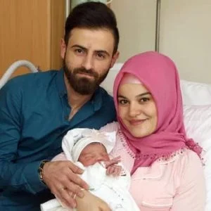 هاجموها وتمنَّوا موتها بسبب حجاب والدتها.. أول طفلة وُلدت بالنمسا في 2018