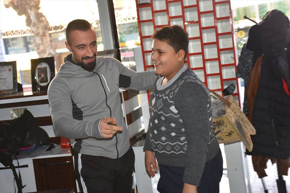 ما قصة الطفل السوري الذي تعاطف معه الاف الاتراك 3