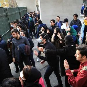 مقتل شرطي وارتفاع عدد الضحايا بين المتظاهرين في إيران