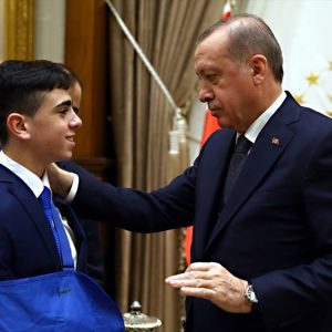 بالفيديو.. ماذا عرض اردوغان على الطفل الفلسطيني فوزي الجنيدي