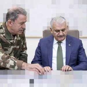 يلدريم يزور غرفة عمليات “غصن الزيتون” في مقر رئاسة الأركان في العاصمة أنقرة