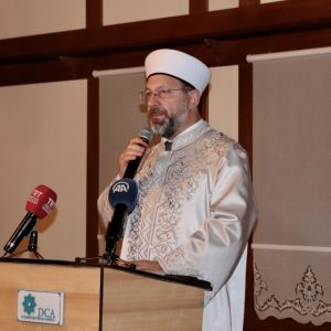 رئيس الشؤون الدينية التركي يدعو العالم الإسلامي للوحدة