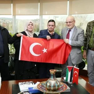 بلدية تركية تحتفل بعيد ميلاد الفلسطيني “الطويل”