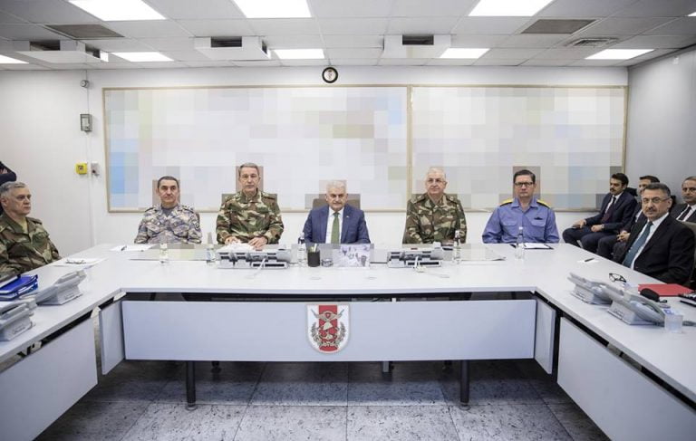يلدريم يزور غرفة عمليات "غصن الزيتون" في مقر رئاسة الأركان في العاصمة