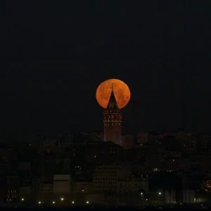 العالم يشاهد قمر الدم العملاق الأزرق..شاهد صور رائعة للظاهرة