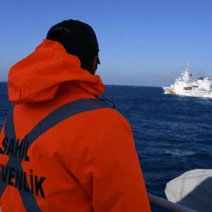 شاهد كيف احبطت القوات البحرية التركية دخول وزير الدفاع اليوناني إلى جزر “كارداك”