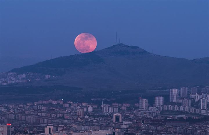 بالصور... ظاهرة "القمر الدموي" في اسطنبول 17