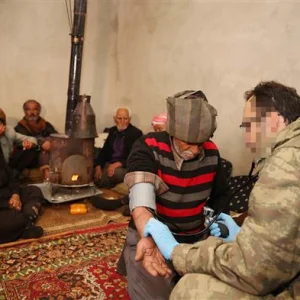 شاهد كيف يعامل الجيش التركي اهالي عفرين