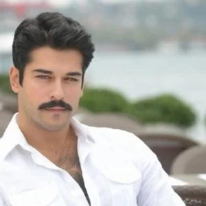 انتقادات حادة للممثل التركي بوراك أوزجفيت