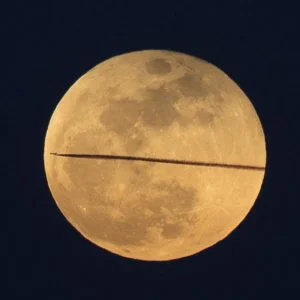 بالصور… ظاهرة “القمر الدموي” في اسطنبول