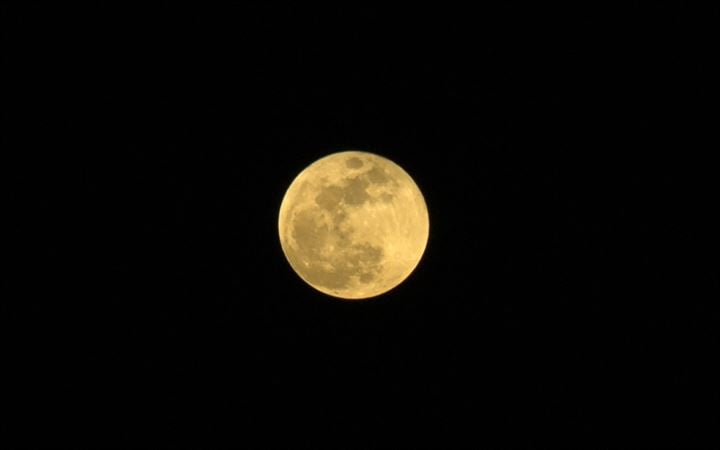 بالصور... ظاهرة "القمر الدموي" في اسطنبول 13