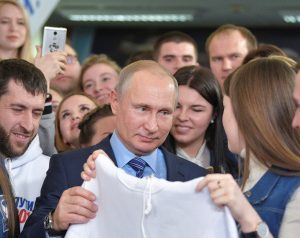 شارك في الانتخابات وحصل علي آيفون.. هكذا يخطط بوتين لتشجيع الجماهير على التصويت!