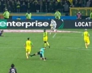 حاول عرقلته فلم ينجح فأعطاه الكارت الأحمر.. موقف طريف لحكم ينتقم من أحد اللاعبين في مباراةٍ لباريس سان جيرمان