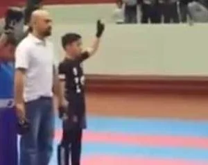 فيديو صادم لكويتي يعتدي على طفل مصري بعدما فاز على ابنه في مباراة للكاراتيه