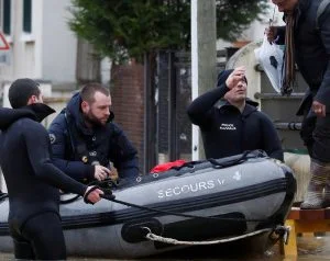 باريس تغرق في مياه الأمطار.. الزوارق الوسيلة الوحيدة للتنقل في الشوارع!(صور)