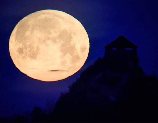 العالم يشاهد قمر الدم العملاق الأزرق..شاهد صور رائعة للظاهرة 15