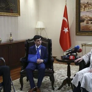 رئيس الشؤون الدينية التركي يستقبل الطفل الفلسطيني “الجنيدي”