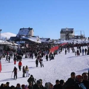 مركز التزلج في قيصري التركية يستقبل 52 ألف زائر في يومين