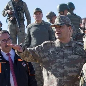 قائد الجيش الثاني التركي يجري زيارة تفقدية إلى جبل “برصايا” في “عفرين”