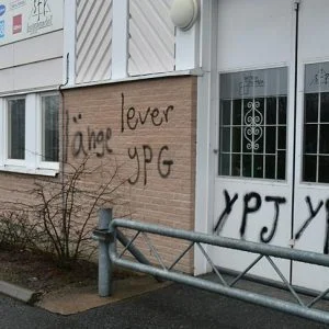 أنصار “بي كا كا” الإرهابي يهاجمون مقرات مؤسسات تركية في السويد