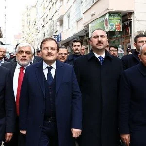 مسؤولون أتراك يتفقدون مبانٍ تعرضت لقصف الإرهابين في “كليس”