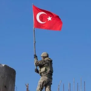 رفع العلم التركي وعلم الثورة السورية على جبل “برصايا” الاستراتيجي