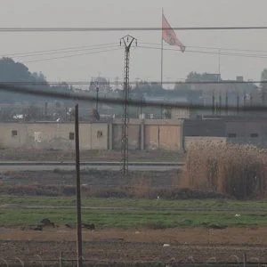 بعد إزالة العلم الامريكي.. “ب ي د” الإرهابي يرفع شعاره على مبنى جمارك “تل أبيض” السورية