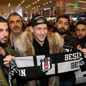 الكرواتي “فيدا” يصل إسطنبول تمهيدًا لانضمامه إلى “بشيكطاش” التركي