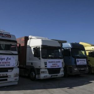 تركيا ترسل 10 شاحنات محملة بالمساعدات الإنسانية إلى إدلب السورية