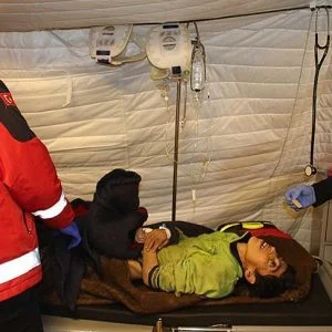 الجنود الأتراك ينقذون سيدة معاقة تركت للموت في “عفرين”