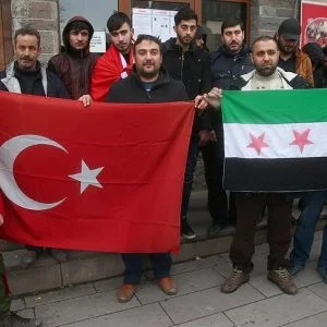 في عشر ولايات تركية.. سوريون يراجعون مراكز التجنيد للتطوع في “غصن الزيتون”