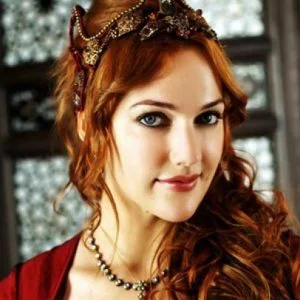 هل اعتزلت الممثلة التركية “مريم أوزرلي” التمثيل؟