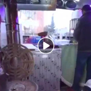 شاهد.. مواطن تركي يحول حافتله الى “كافيه”