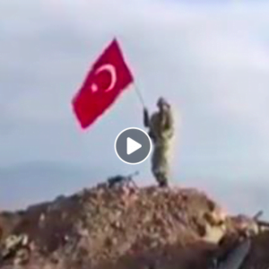 شاهد لحظة رفع القوات الخاصة التركية العلم التركي على قمة جبل “دارمق” في عفرين