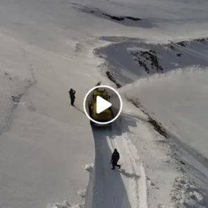 شاهد كيف يتم ازالة الثلوج من الطرقات في “أوردو” شمال تركيا