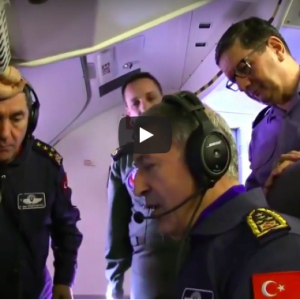 شاهد.. قائد الجيش التركي يتفقد عملية غصن الزيتون بطائرة عسكرية