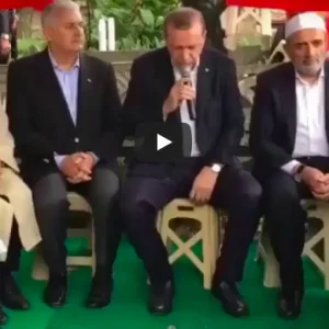 شاهد.. أردوغان يقرأ القرآن في عزاء أحد شهداء الجيش التركي