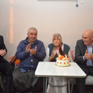 رئيس بلدية أضنة التركية يحتفل مع أكبر معمرة بعيد ميلادها الـ 105