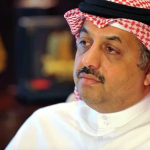 وزير الدفاع القطري بالزي العسكري على الحدود السعودية (صور وفيديو)