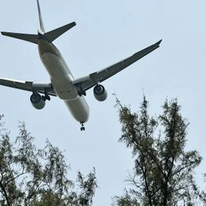 طائرة على متنها 85 سباكا تهبط اضطراريا بسبب تعطل المرحاض