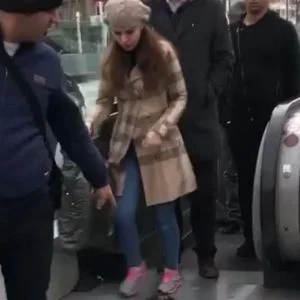 قط يقطع الطريق على المارة في إسطنبول (فيديو)