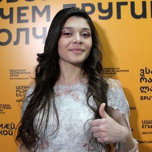 لأول مرة… طفلة سورية تبهر لجنة برنامج المواهب “أنت الأفضل” في روسيا