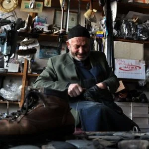 مسنّ تركي يُصلح الأحذية في محل والده منذ 73 عاما(صور)