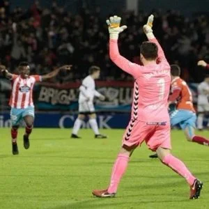 شاهد.. حارس يسجل هدفا “خرافيا” من مسافة 65 مترا بإسبانيا