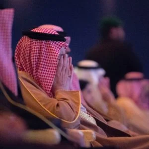 الملك سلمان يبكي في “الجنادرية” بسبب والده (شاهد)