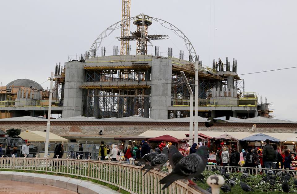 صور لاخر أعمال البناء والإنشاء في جامع ميدان تقسيم وسط مدينة اسطنبول 3