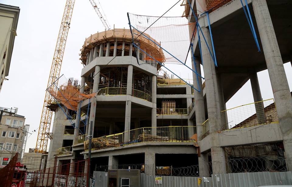 صور لاخر أعمال البناء والإنشاء في جامع ميدان تقسيم وسط مدينة اسطنبول 7